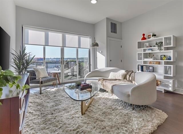 Building Photo - 260 Ave E