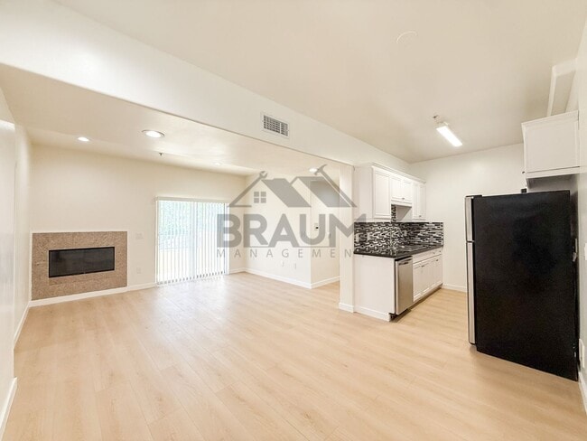 Building Photo - 10849 Fruitland Dr