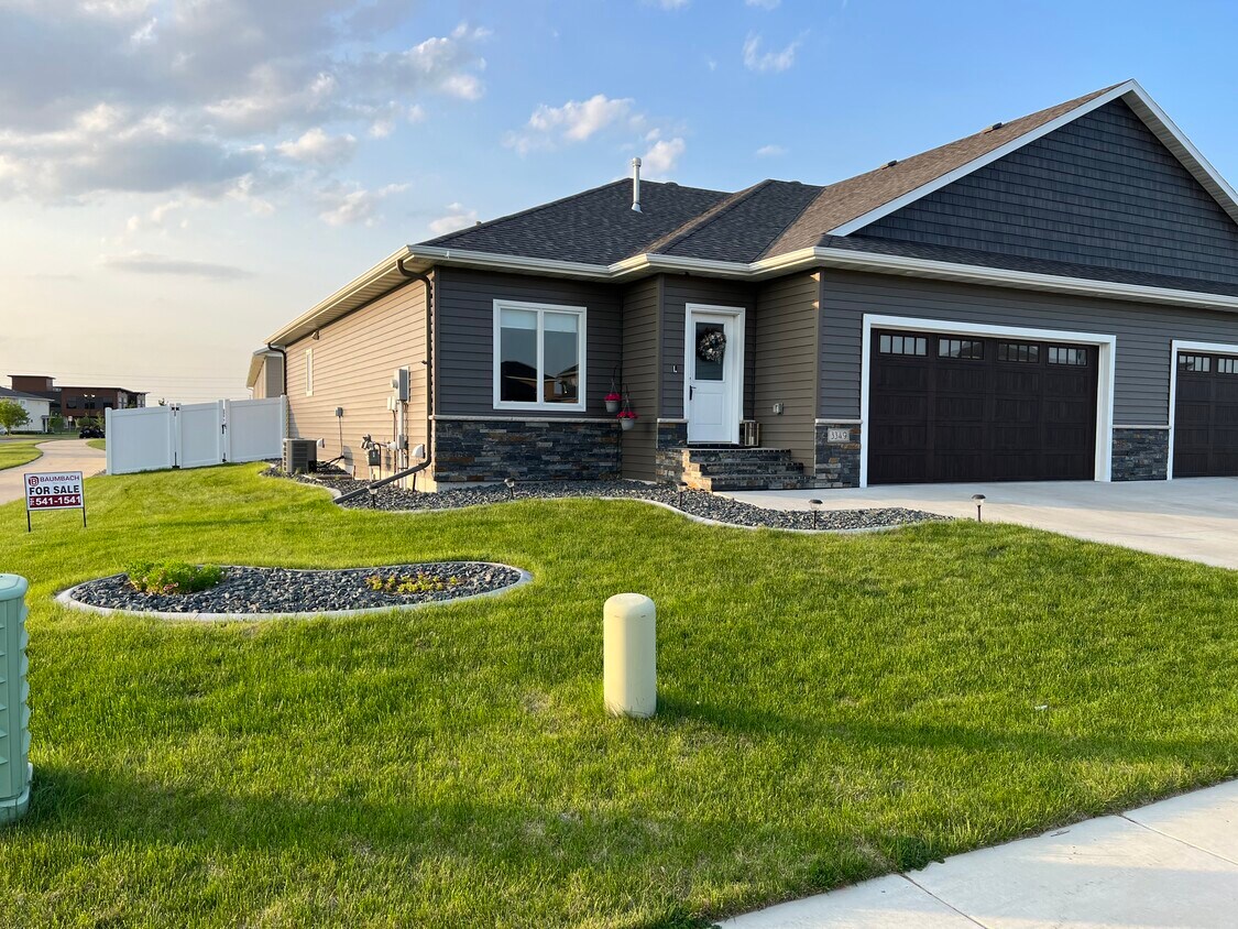 Foto principal - 3349 4th St E