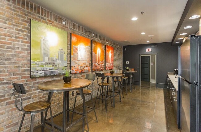 Foto del edificio - Urban Living at Bristol on Broadway – Walk to Vanderbilt, Studio Unit with Washer/Dryer, Assigned...