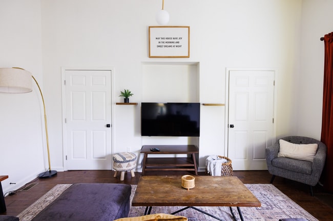 Photo - 932 E Oak St Apartment