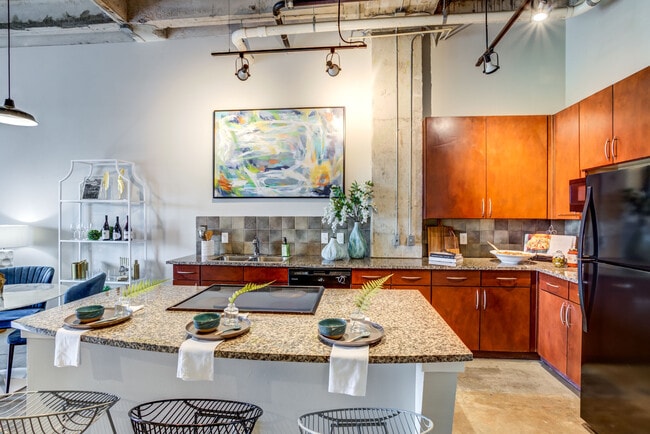 Cocina actualizada con isla - Hermann Park Lofts