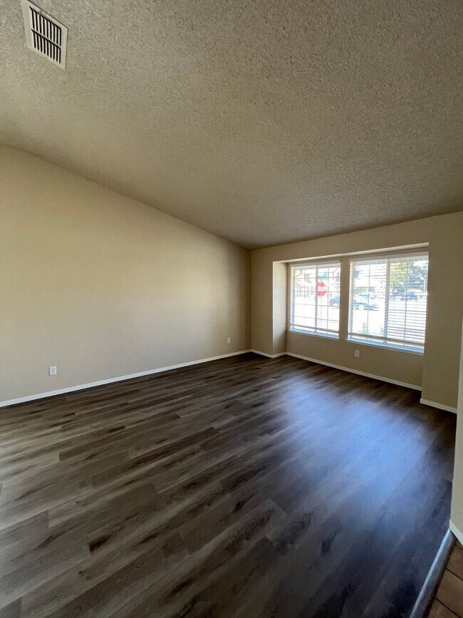 Building Photo - 3 br, 2 bath House - 5677 SUMMIT DR