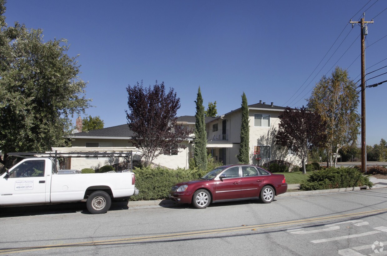 Building Photo - 5741 Clematis Dr