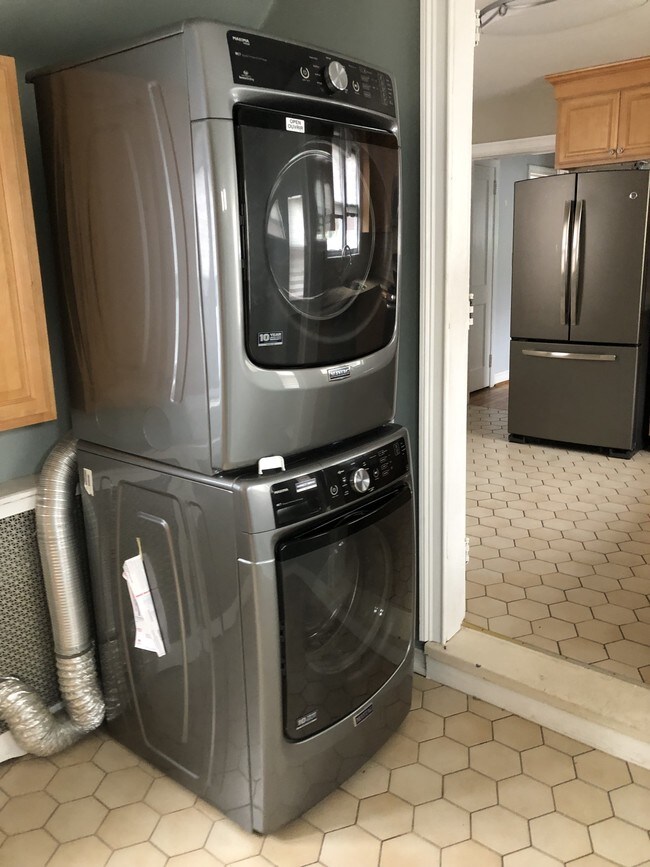 Lavadora y secadora apiladas - 6316 Main St