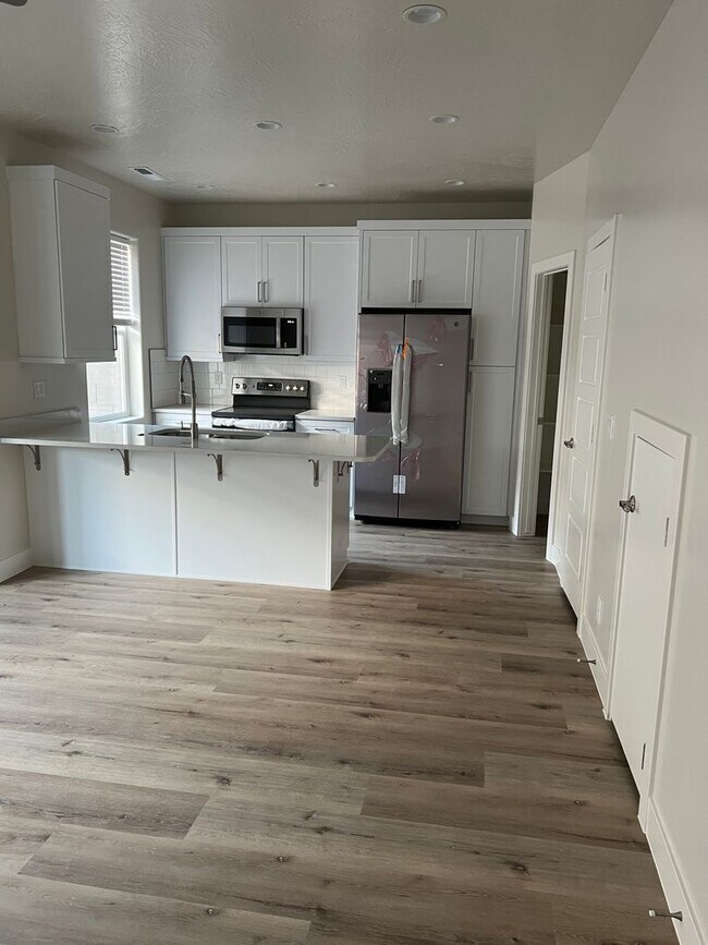Building Photo - Like New Townhome in Washington!