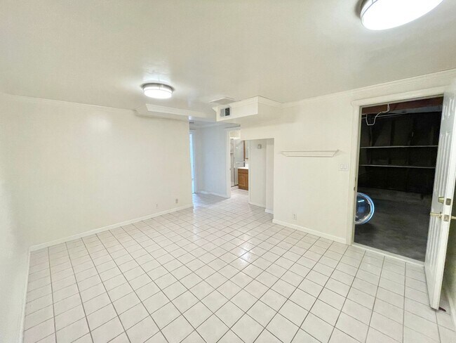 Foto del edificio - Lovely Lakeshore Home in great location, p...