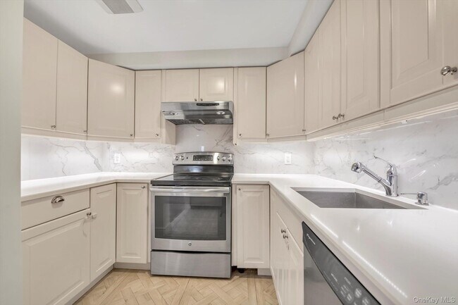 Foto del edificio - 100 Cutter Mill Rd