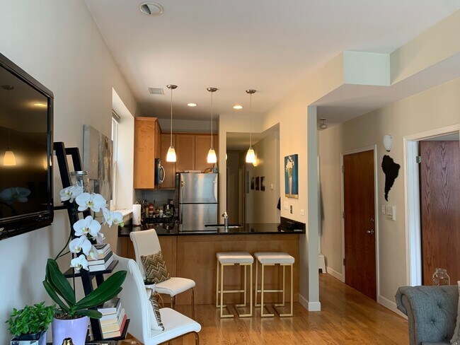 Building Photo - 804 W Buckingham Pl