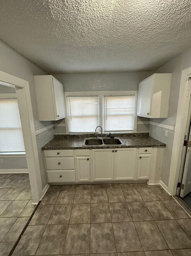 Foto del edificio - Fully Renovated 2/1 Single Family House Available for Immediate Rent!