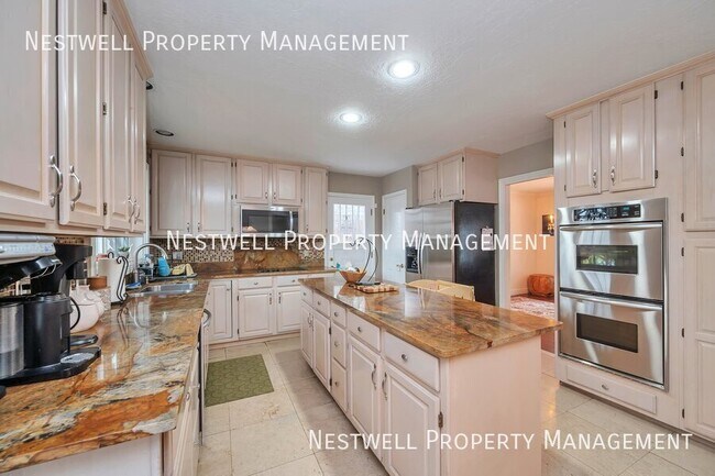 Foto del edificio - Beautiful Updated 5-bed Home in Salt Lake ...