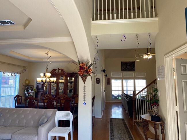 Foto del edificio - Room in House on Levant Ln
