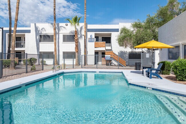 Piscina inspirada en un resort - Celeste on Glendale