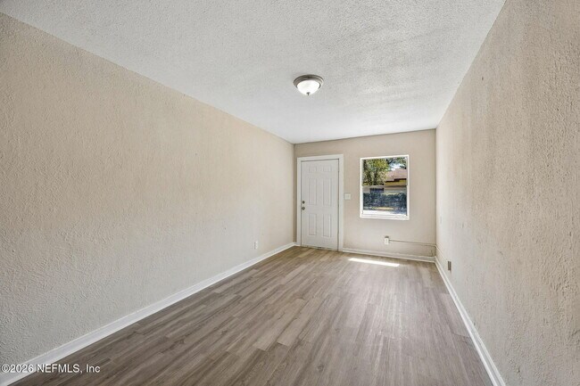Foto del edificio - 1627 E 9th St