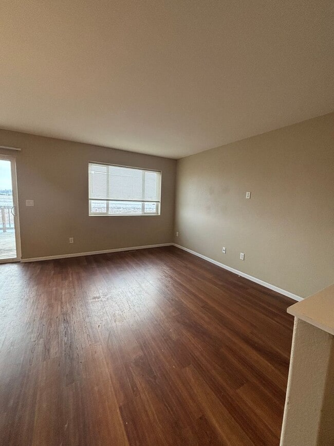 Building Photo - 3 Bedroom Townhome!