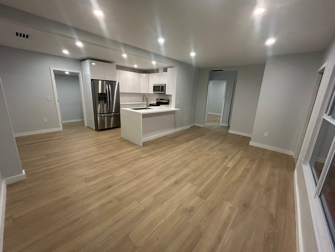 Living area - 6859 SW 37th St (Miami, FL)