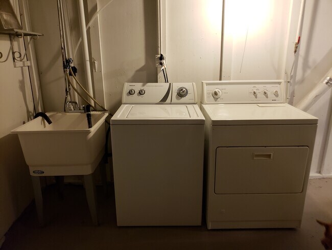 Lavadora/secadora en el sótano - 3044 Natchez Ave S
