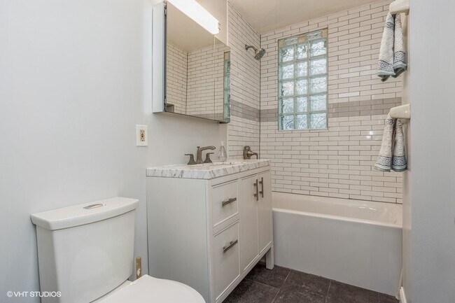 Building Photo - 1130 S Oak Park Ave