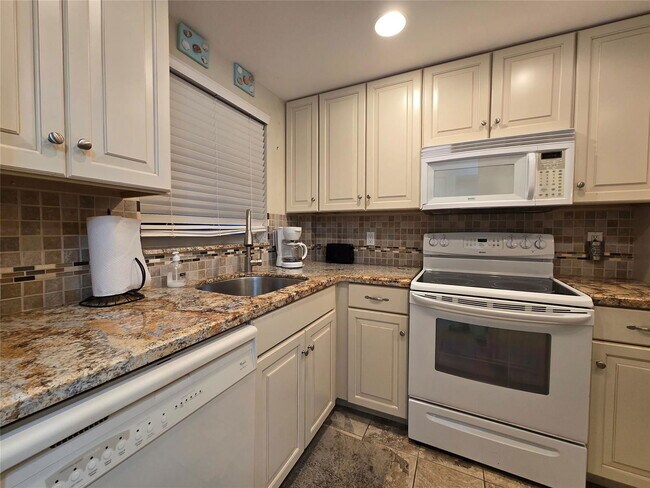Building Photo - 1161 Hillsboro Mile Apt #506, Hillsboro Beach, FL 33062 - 2 BR 2 BA condo