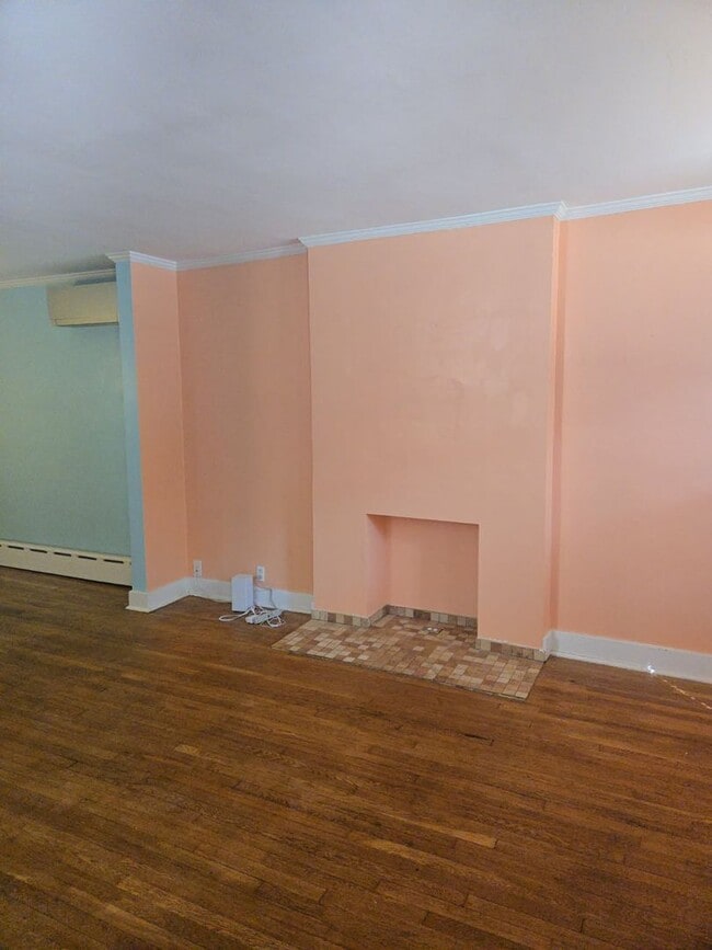 Building Photo - Spacious 3-Bedroom Home w/ Parking & Centr...