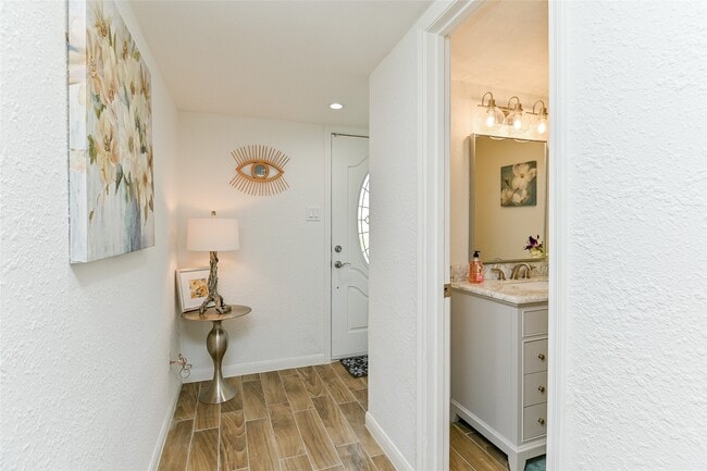 Foto del edificio - 5791 Maple Hill Dr