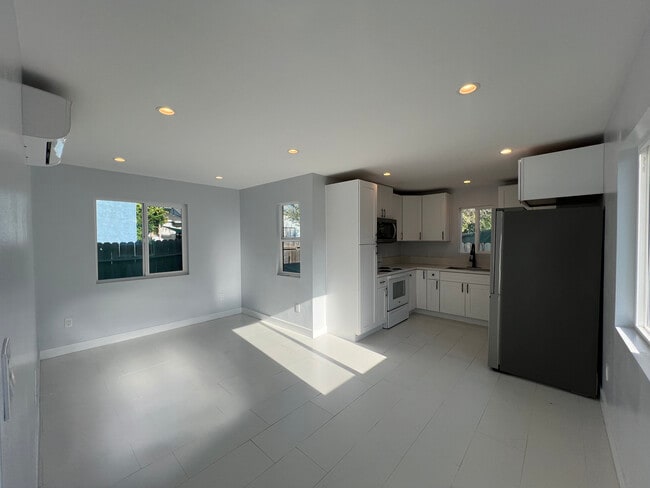 Building Photo - 2821 Knode St