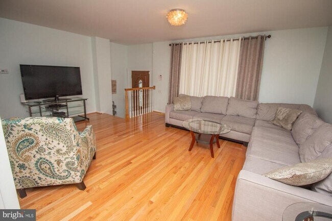Foto del edificio - 12733 Hollins Rd
