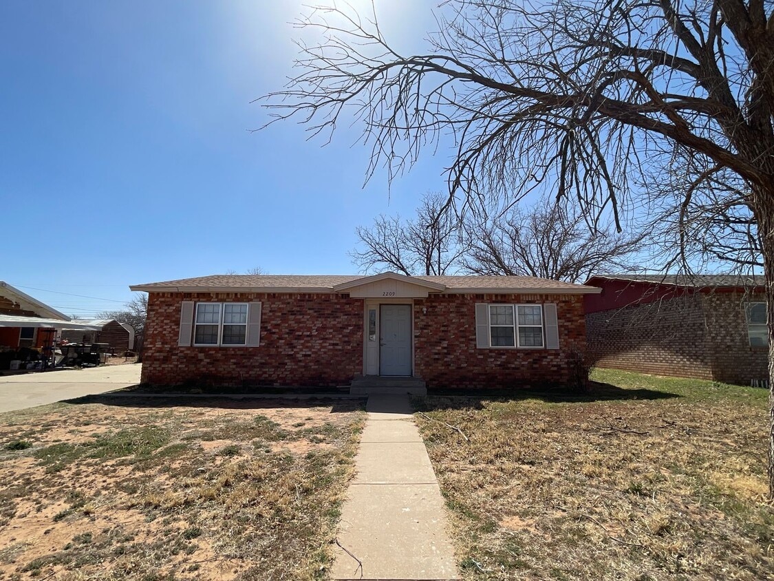 Primary Photo - Three bedroom two bath house available in ...