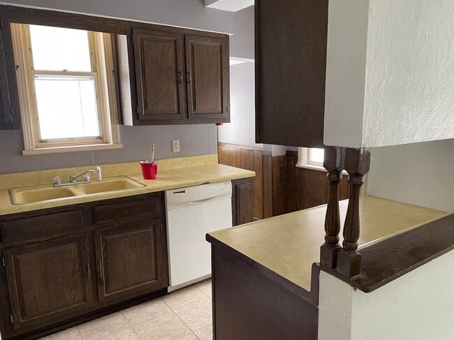 Building Photo - 1045-1047 Sunday St