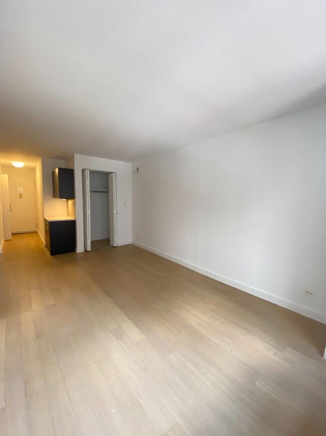 Building Photo - 222 E 39th St
