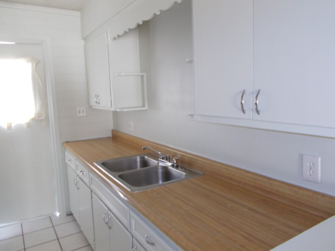 Kitchen - 505 E Fairmount Ave