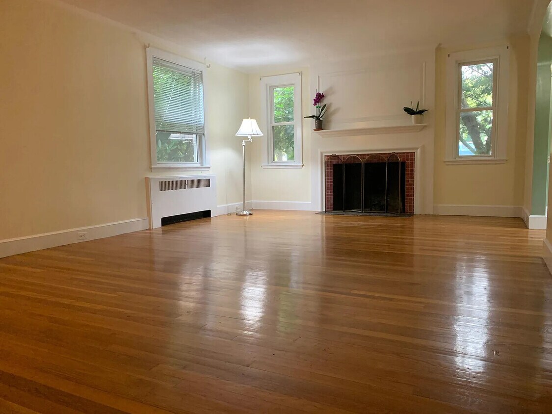 Foto principal - 153 Lexington Rd N