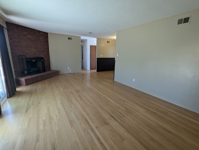 Building Photo - 3 Bedroom 2 bath House in Fletcher Hills