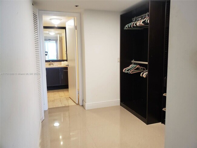 Foto del edificio - 1717 N Bayshore Dr