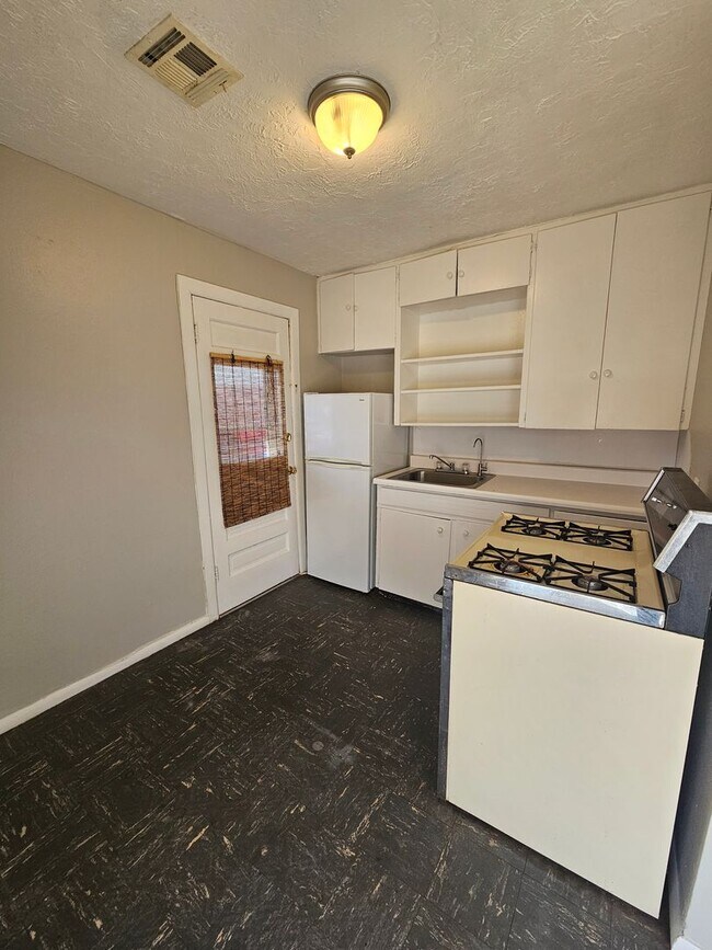 Building Photo - (2) Bed/(1) Bath Duplex! Great Campus Loca...