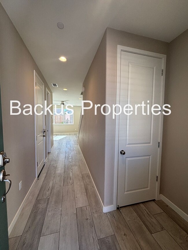 Building Photo - Three Bedroom Home in Hollister