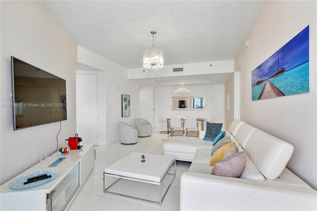 Foto principal - 15811 Collins Ave