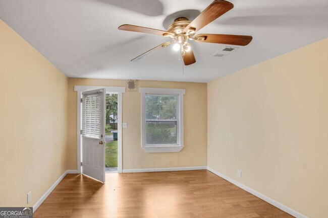 Foto del edificio - 695 Trout St