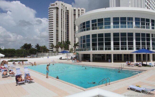 Building Photo - 5445  Collins Ave  1624 Miami Beach Fl 33140