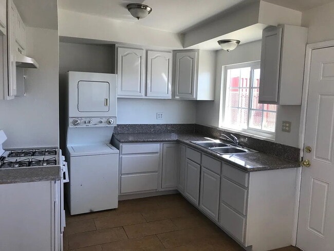 Foto del edificio - "Charming 3-Bedroom Gem in Boron - Cozy Living with 850 Sq Ft of Comfort!"