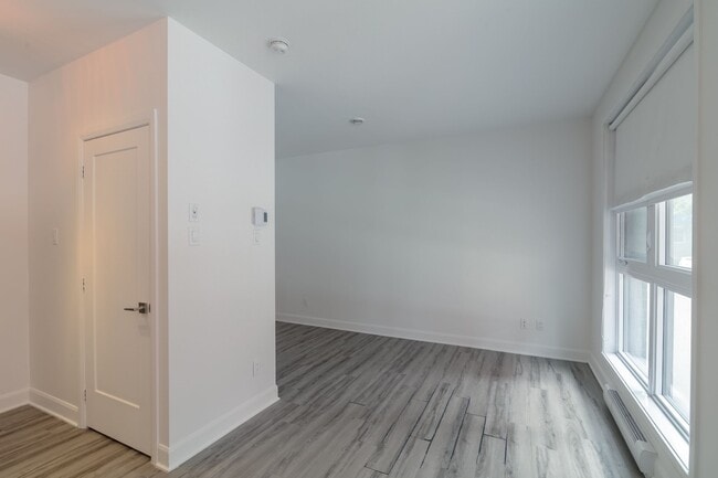 Building Photo - 6600 Av. de Darlington