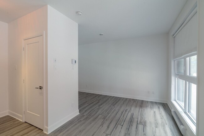 Photo du bâtiment - 6600 Av. de Darlington