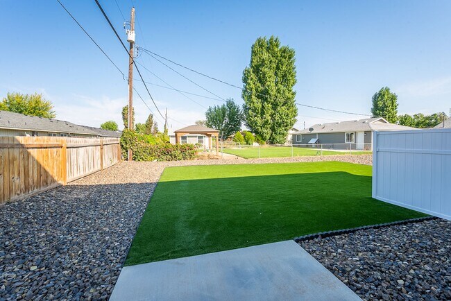 Building Photo - Brand New 3 Bed, 2 Bath Duplex! Includes WSG
