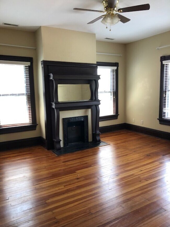 Foto del edificio - Great historical home! PRICE LOWERED to $2395- walking distance to downtown & WKU