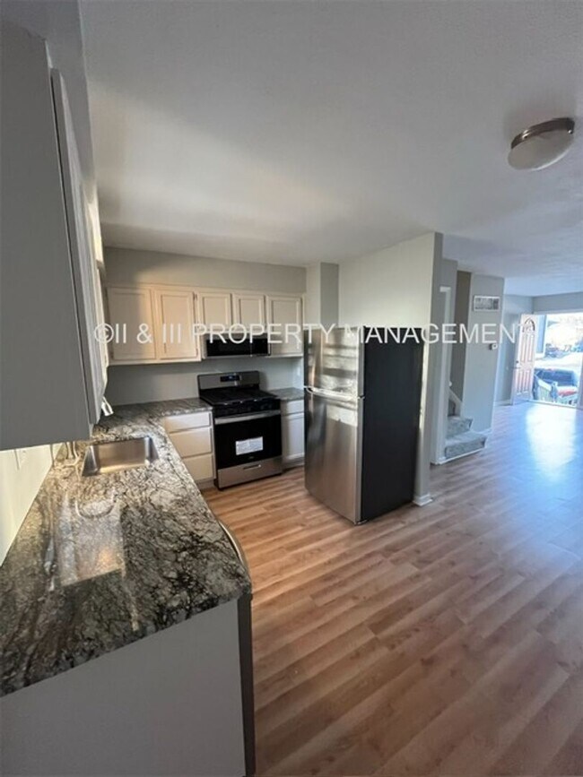 Building Photo - Fully updated Olathe Duplex
