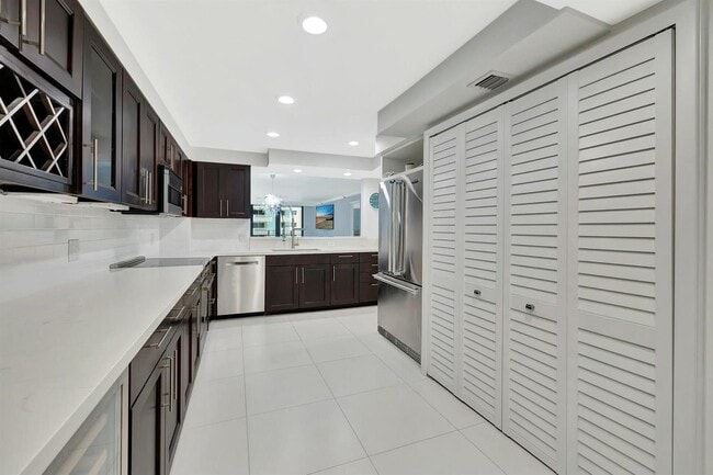 Building Photo - 1167 Hillsboro Mile