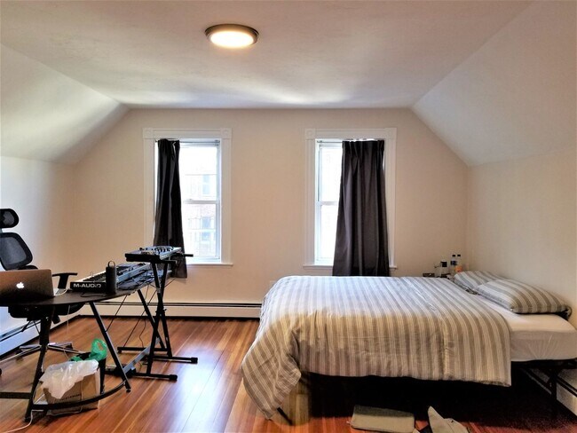 Foto del edificio - GREAT 5 BED/2 BATH IN ALLSTON