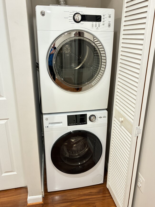 Building Photo - 625 C St NE