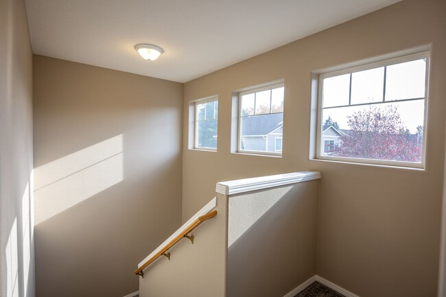 Building Photo - Three bedroom home with a bonus room and A...