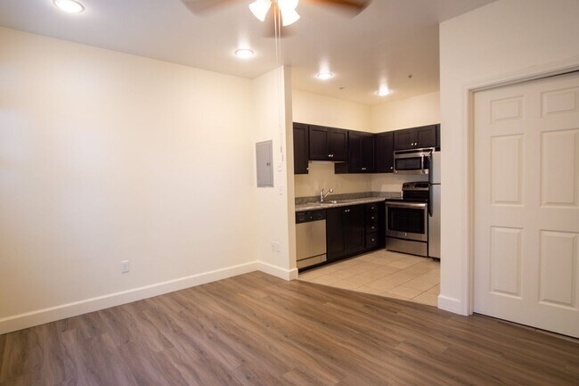 Foto del edificio - Contemporary Studio in Sullivan's Gulch!